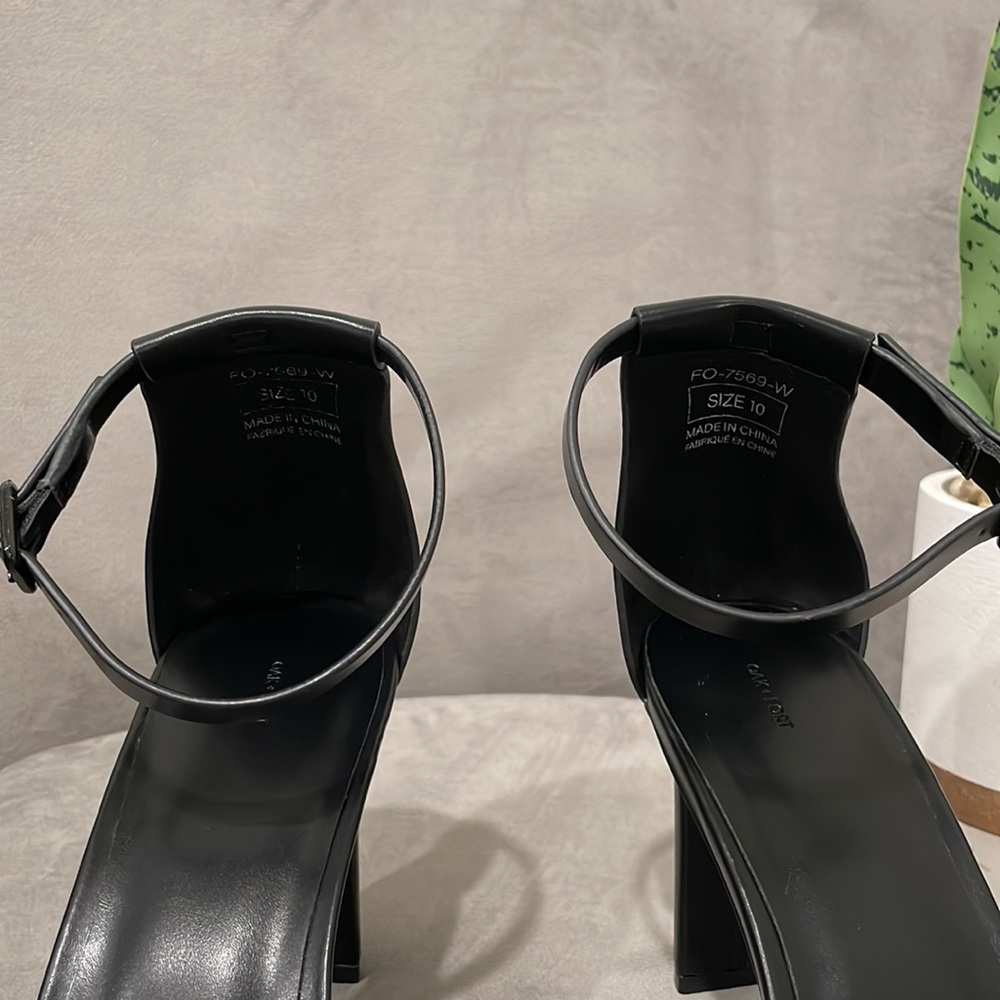 OAK + FORT Black Minimalist Ankle-Strap Block Heel Sandals - Picture 7 of 13